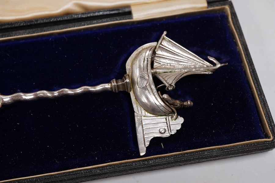 A cased Edwardian Dutch silver spoon, the bowl with applied Amsterdam City crest, the finial modelled as a yacht, import marks for Samuel Boyce Landeck, Chester, 1902, 21.7cm, 2.7oz.
